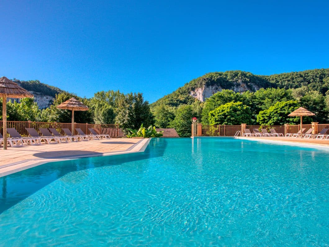 Piscine chauffée à débordement du camping La Bouysse en Périgord Noir, Dordogne