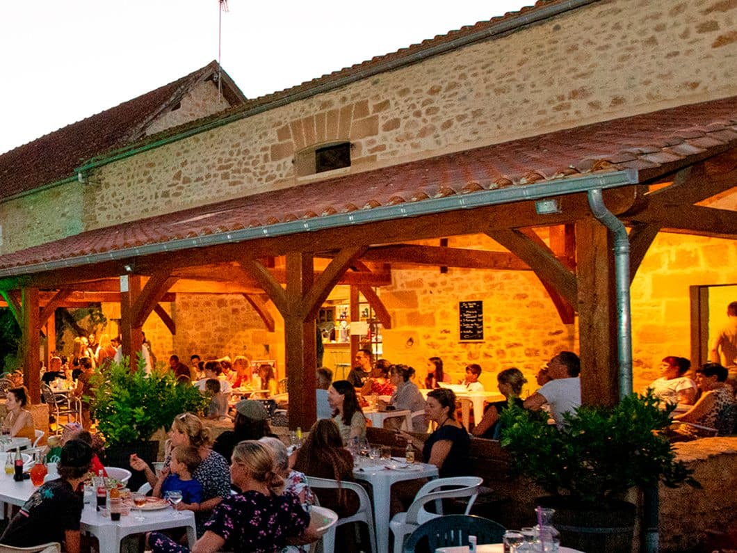 Terrasse du restaurant du Camping La Bouysse en Dordogne