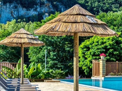 transat parasol autour piscine camping la bouysse
