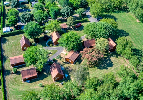 vue aerienne sur les locations chalet camping la bouysse