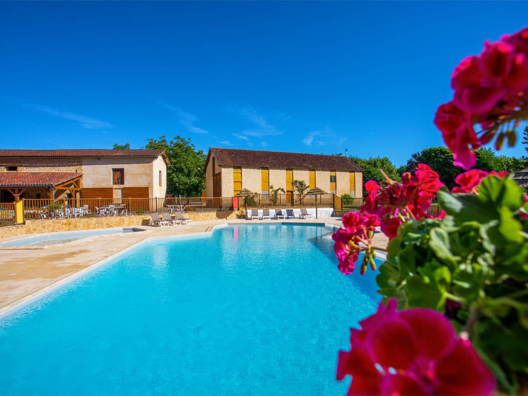 Piscine chauffée à débordement ouverte du 1er mai à septembre