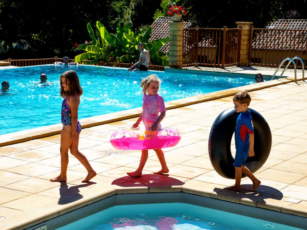 Enfants dans la pataugeoire du camping La Bouysse en Dordogne