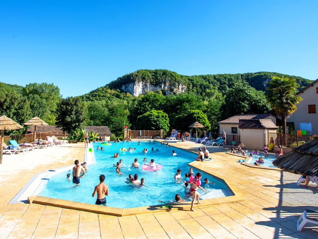 Piscine chauffée du Camping La Bouysse avec vue sur la Vallée de la Dordogne