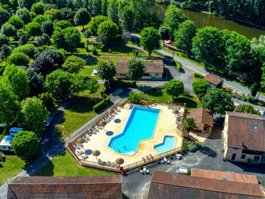Vue aérienne de la piscine chauffée du camping La Bouysse au cœur de la nature en Périgord Noir