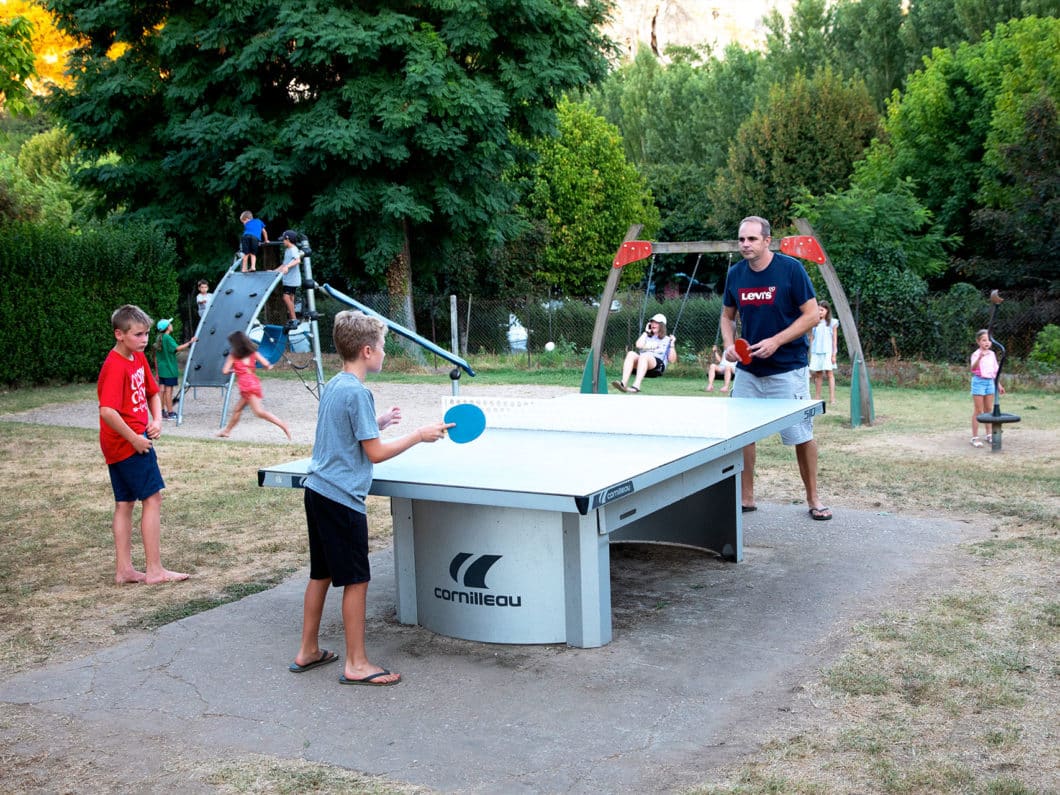 Famille jouant au ping-pong au Camping La Bouysse en Dordogne