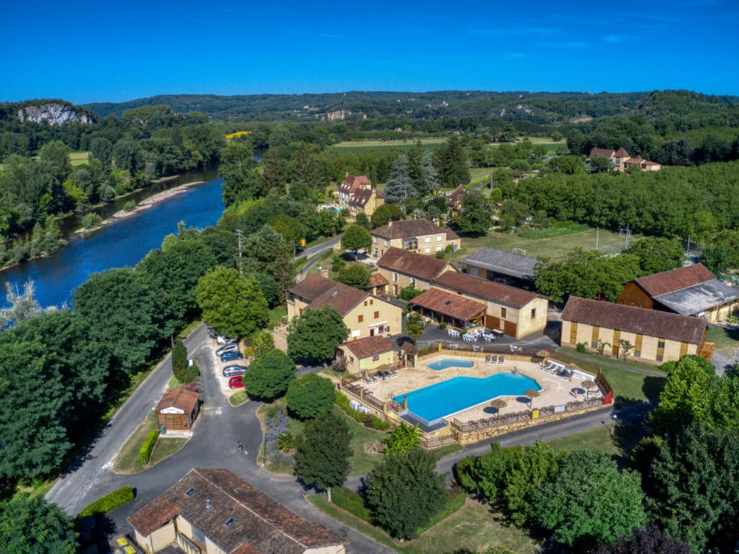 Vue aérienne du camping La Bouysse et de la vallée de la Dordogne en Périgord Noir