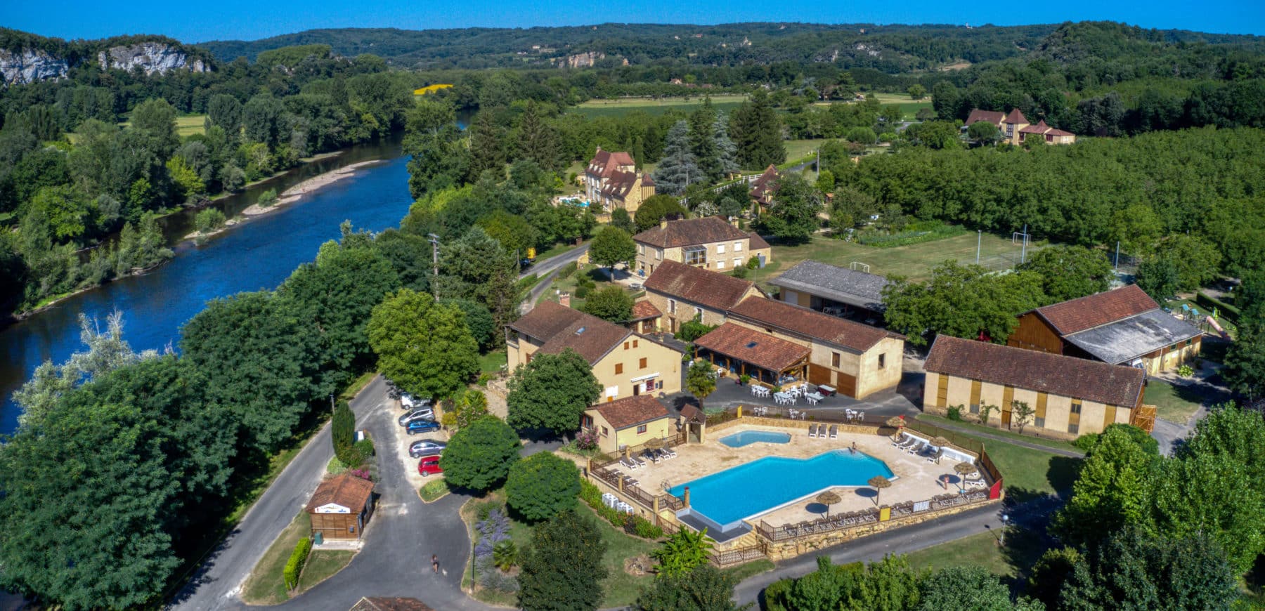 Vue aérienne du camping La Bouysse et de la vallée de la Dordogne en Périgord Noir