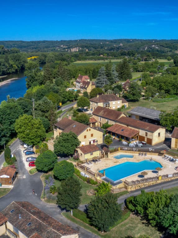 Vue aérienne du camping La Bouysse et de la vallée de la Dordogne en Périgord Noir
