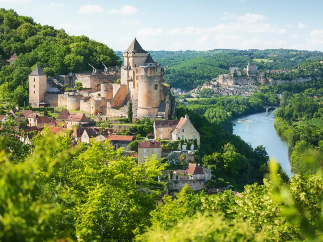 Vue panoramique du château de Castelnaud, l'un des sites les plus visités du Périgord Noir en Dordogne