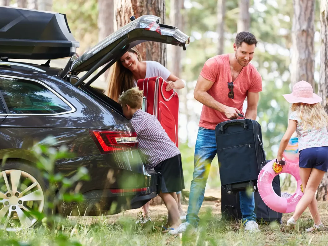 Famille chargeant sa voiture pour un séjour au camping La Bouysse en Périgord Noir