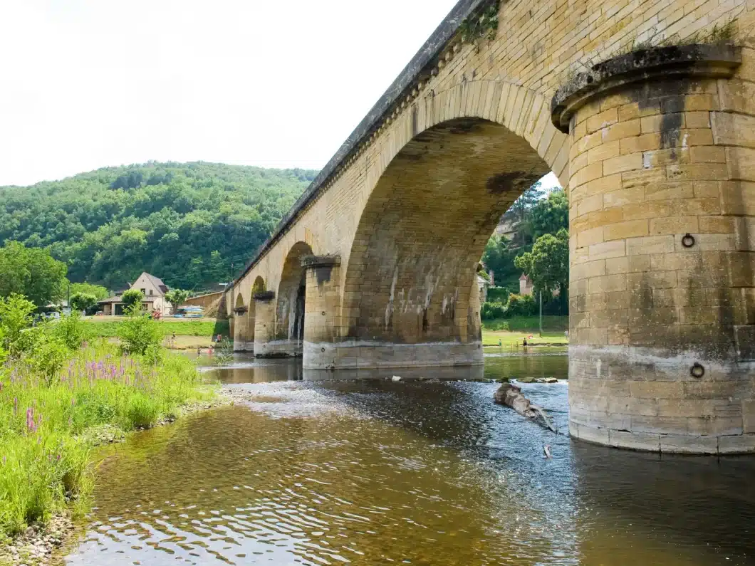 Le pont de pierre relie les villages de Carsac-Aillac et de Groléjac