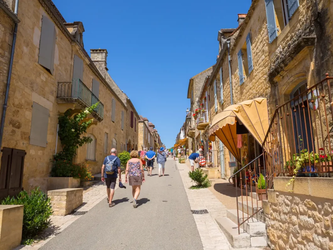 Ruelle en pierre dans la bastide de Domme en Dordogne
