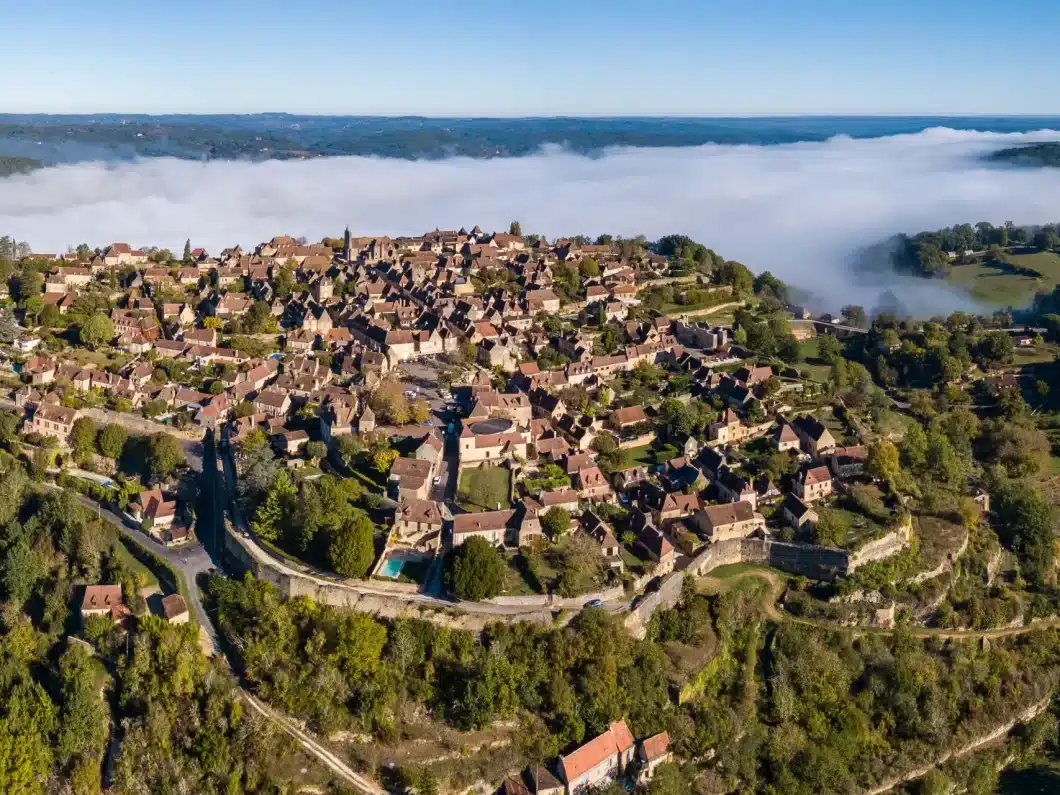 Panorama sur la bastide de Domme depuis la vallée de la Dordogne, à 8 km du campin