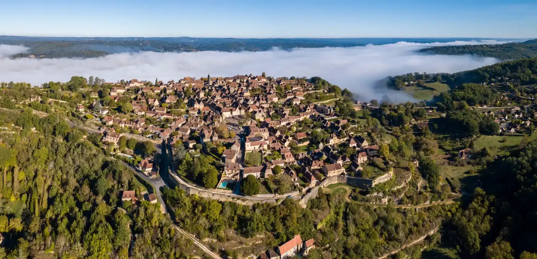 Panorama sur la bastide de Domme depuis la vallée de la Dordogne, à 8 km du campin