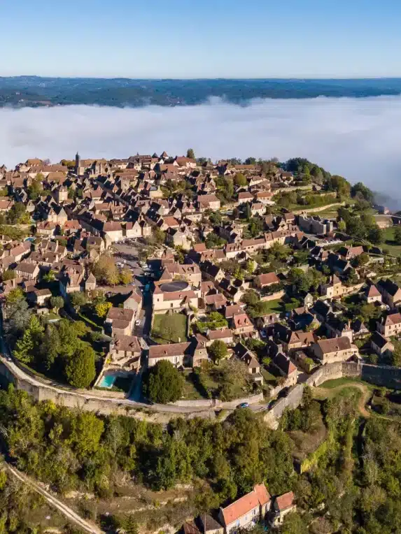 Panorama sur la bastide de Domme depuis la vallée de la Dordogne, à 8 km du campin